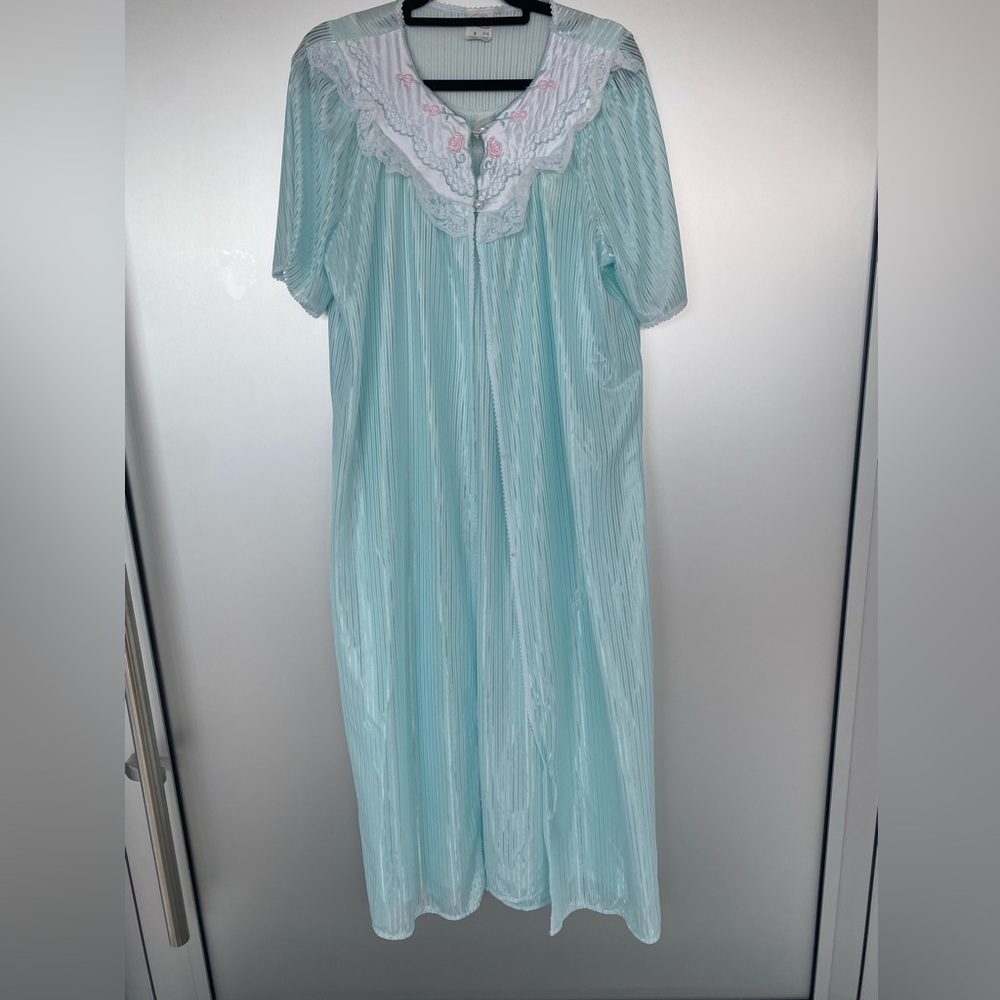 Beautiful Vintage Nightgown and Robe set